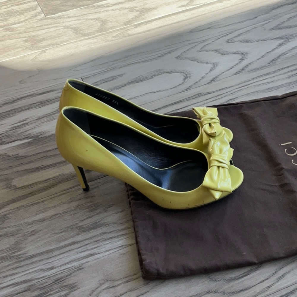 Gucci Clodine Yellow Patent Leather Bow Peep-Toe Pump Size 37.5 Party Statement - Picture 2 of 15